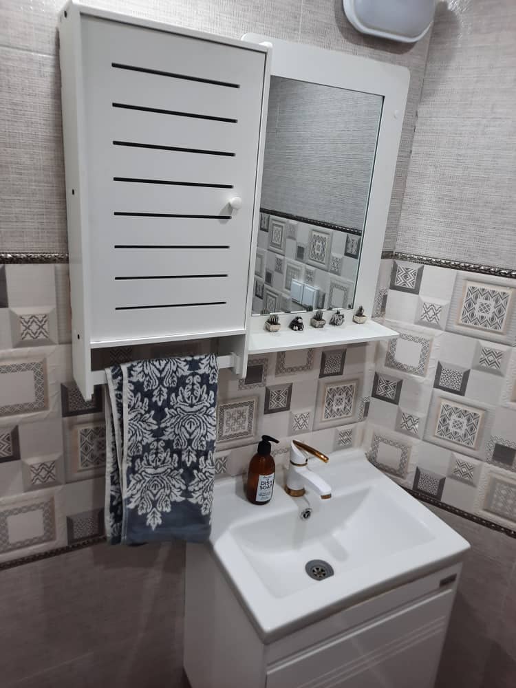 اینه و باکس روشویی